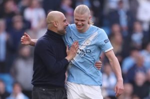 މެޗަށްފަހު މެންޗެސްޓަރ ސިޓީގެ ކޯޗު ޕެޕް ގާޑިއޯލާ، ލަނޑު ޖެހި އާލިން ހާލަންޑާއެކު އުފާފާޅުކުރަނީ.