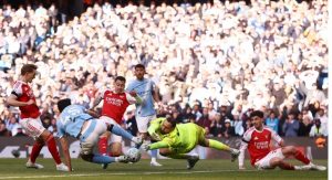 މެޗުގެ ފުރަތަމަ ހާފުގައި މެންޗެސްޓަރ ސިޓީގެ ގޯލްކީޕަރު ޖިއަންލުއިޖީ ޑޮނަރުއްމާ ވަނީ ނުރައްކާތެރި ހަމަލާއެއް ދިފާއުކޮށްފައި 